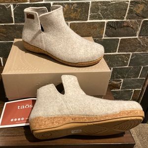 Taos, Wool Booties, size 12, oatmeal
